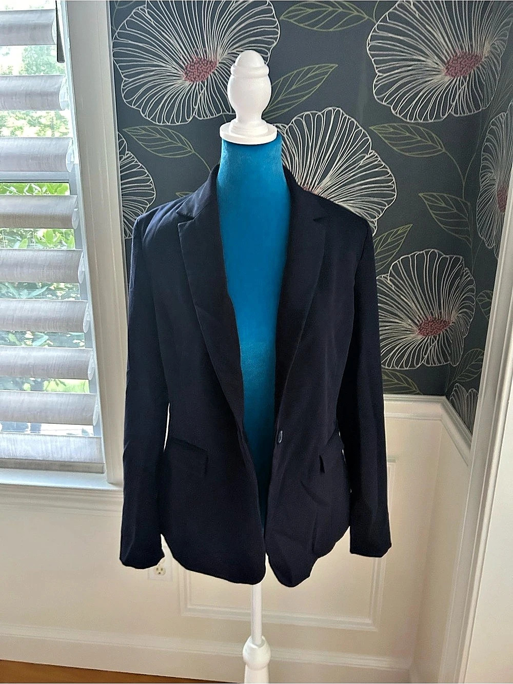Liz Claiborne Women's Navy Blazer Size 4